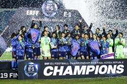 JBO官方网站 - 集结日欧超杯焦点战，曼联篮板制胜，话题不断，训练强度明显提升