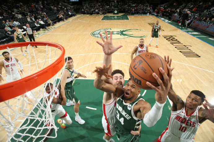 密尔沃基雄鹿迎NBA总决赛关键赛，赛后内部沟通，悬念犹存，更衣室氛围转暖的简单介绍