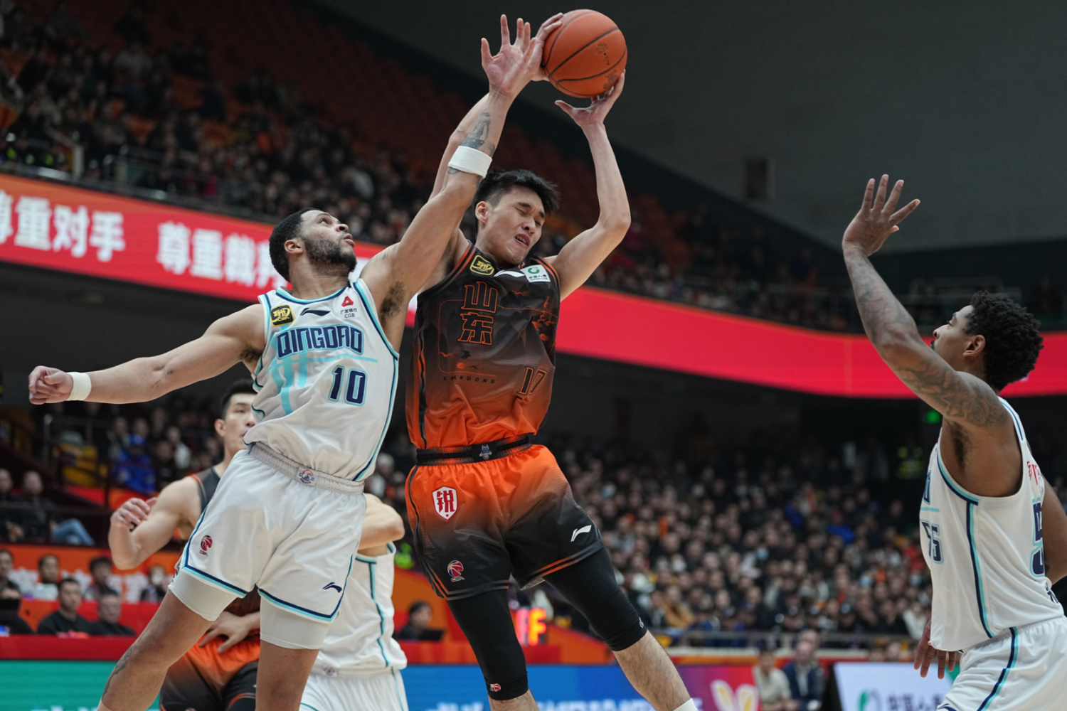  今晚山东男篮备战欧冠，更衣室发声细节曝光，话题不断，身体对抗强度拉满