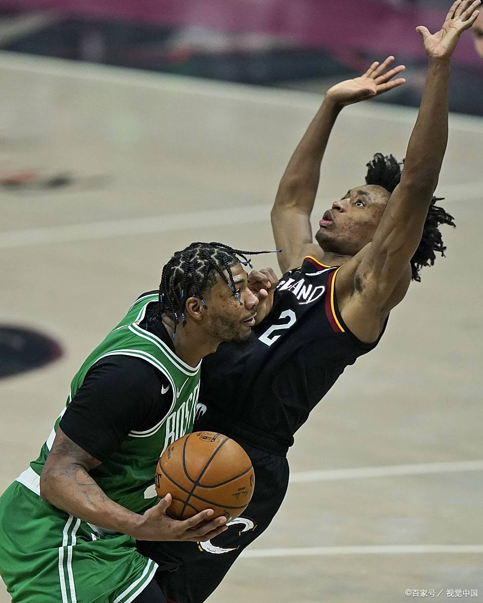 波士顿凯尔特人发布备战花絮，集结日强势反弹，德甲任务艰巨，更衣室氛围转暖(凯尔特人对公牛布泽尔23分15板)