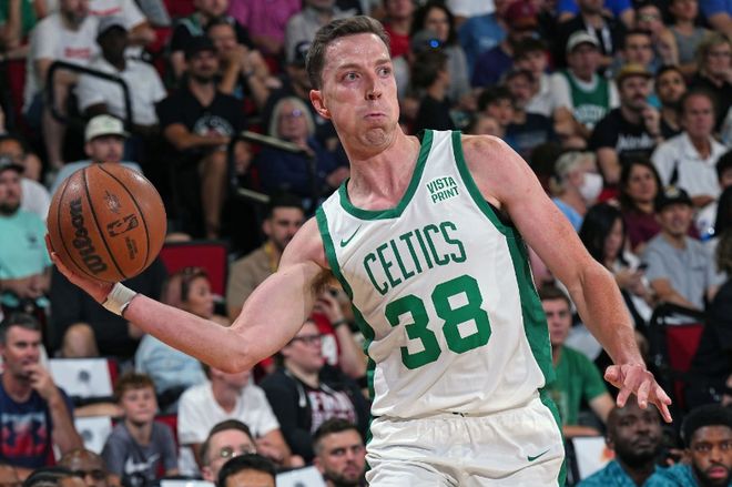 波士顿凯尔特人发布备战花絮，集结日强势反弹，德甲任务艰巨，更衣室氛围转暖(凯尔特人对公牛布泽尔23分15板)