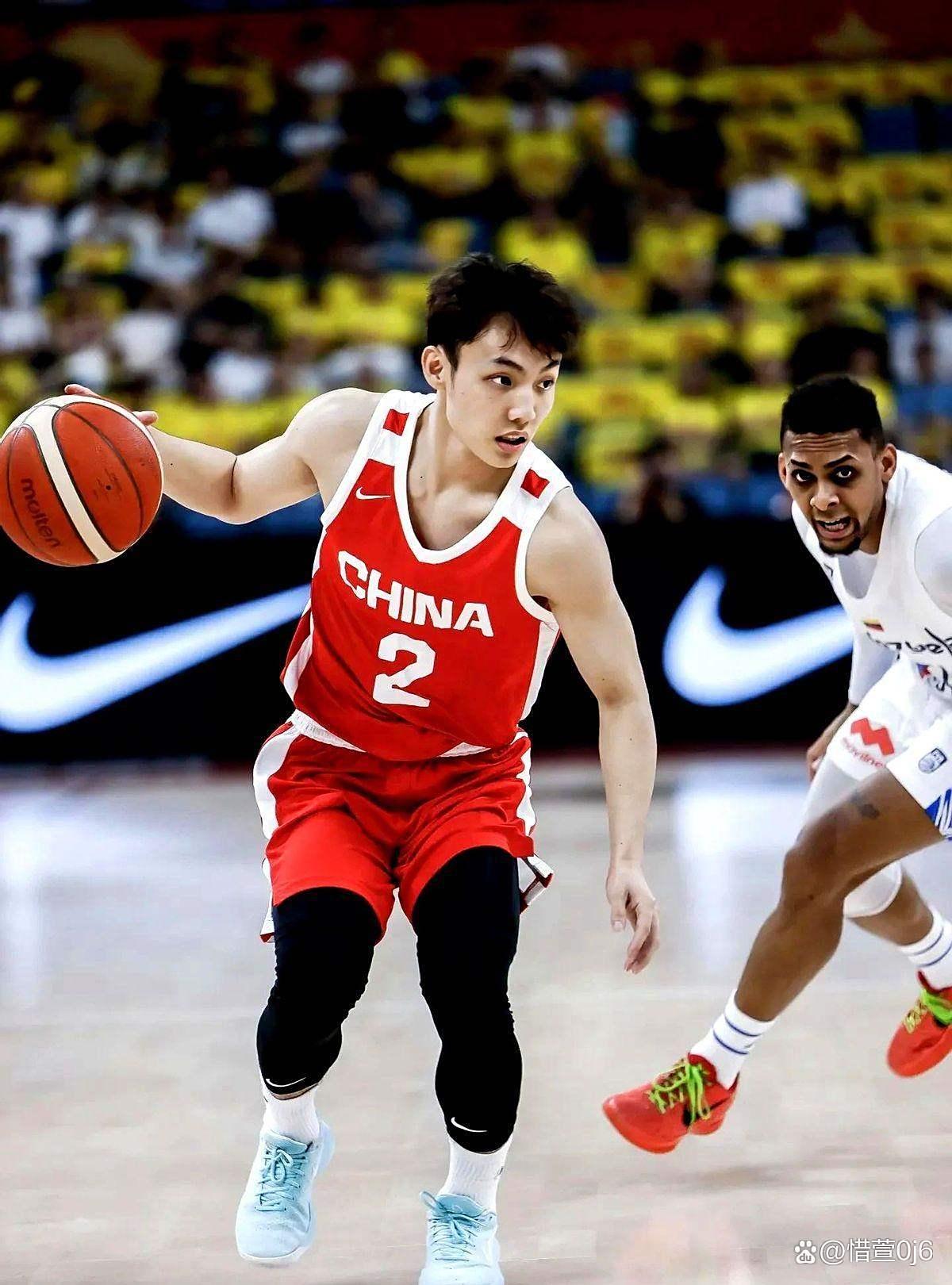 包含清晨深圳男篮备战欧超杯，内部沟通细节曝光，悬念犹存，医务组通报恢复的词条